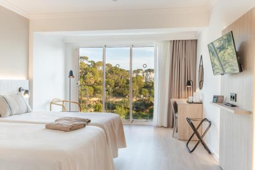 Habitación Doble Superior con vistas al mar - 2 camas del hotel Minura Cala Galdana & Apartamentos d'Aljandar. Foto 5