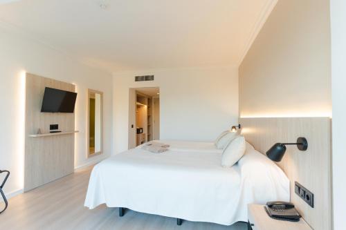 Habitación Doble Superior con vistas al mar - 2 camas del hotel Minura Cala Galdana & Apartamentos d'Aljandar. Foto 12