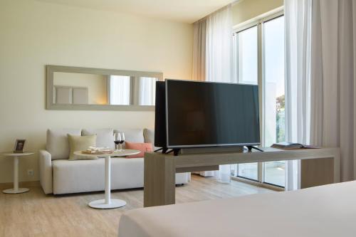 Suite The Level Cala Galdana con vistas al mar del hotel Melia Cala Galdana - Menorca. Foto 10