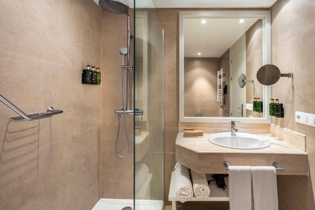 Meliá Cala Galdana Side View del hotel Melia Cala Galdana - Menorca. Foto 1