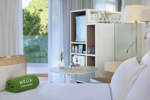 Habitación doble Balcón o Terraza del hotel Melia Cala Galdana - Menorca. Foto 1