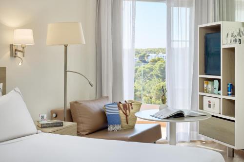 Habitación doble Balcón o Terraza del hotel Melia Cala Galdana - Menorca. Foto 2