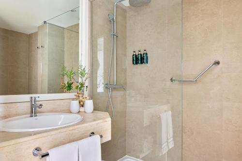 Habitación Melia con vistas laterales a Cala Galdana del hotel Melia Cala Galdana - Menorca. Foto 1