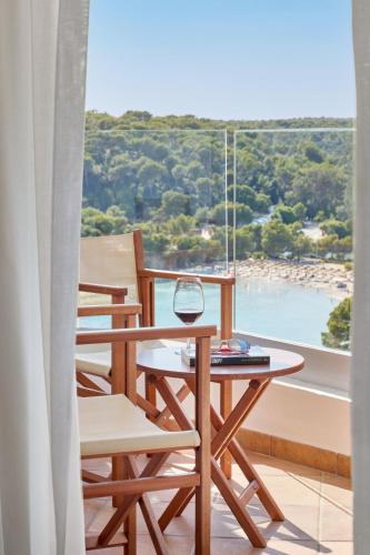 Habitación Melia con vistas laterales a Cala Galdana del hotel Melia Cala Galdana - Menorca. Foto 4