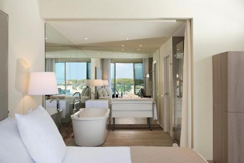 Suite The Level Cala Galdana con vistas al mar del hotel Melia Cala Galdana - Menorca. Foto 15