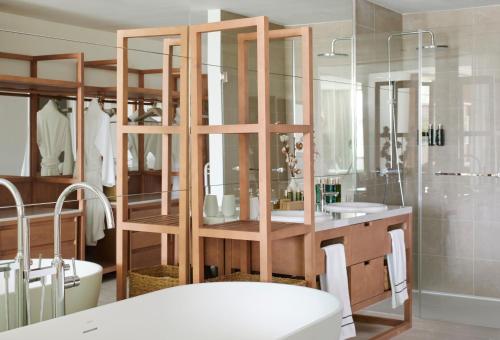 Suite Junior The Level con vistas a Cala Galdana del hotel Melia Cala Galdana - Menorca. Foto 8