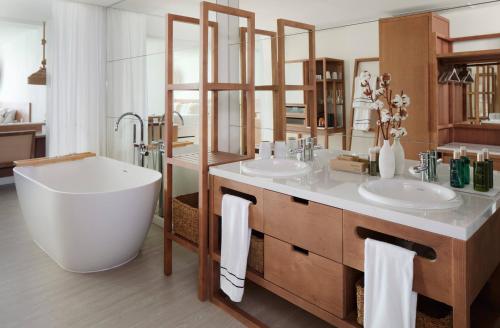 Suite Junior The Level con vistas a Cala Galdana del hotel Melia Cala Galdana - Menorca. Foto 13