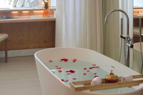 Suite Junior The Level con vistas frontales al mar del hotel Melia Cala Galdana - Menorca. Foto 13