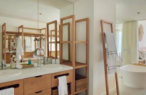 Suite Junior The Level con vistas frontales al mar del hotel Melia Cala Galdana - Menorca. Foto 14