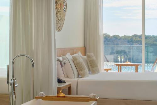 Suite Junior The Level con vistas frontales al mar del hotel Melia Cala Galdana - Menorca. Foto 16