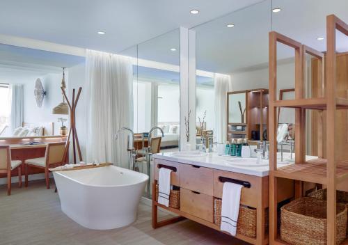 Suite Junior de 2 dormitorios - The Level del hotel Melia Cala Galdana - Menorca. Foto 8