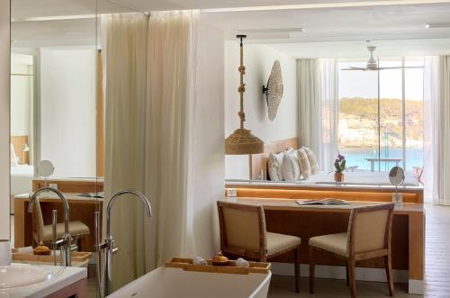 Suite Junior de 2 dormitorios - The Level del hotel Melia Cala Galdana - Menorca. Foto 9