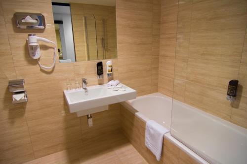 Habitación Doble con Cama supletoria del hotel Grandior Prague. Foto 1