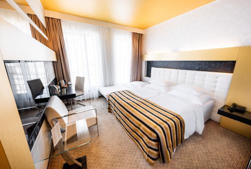 Habitación Doble con Cama supletoria del hotel Grandior Prague. Foto 3