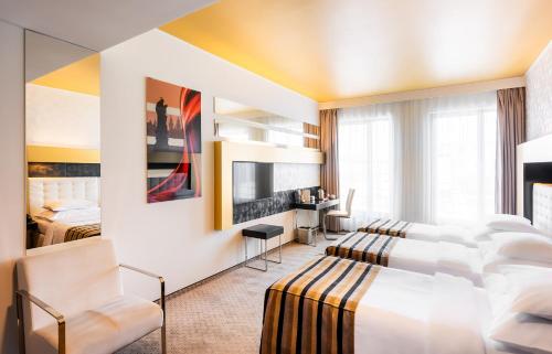 Habitación Doble con Cama supletoria del hotel Grandior Prague. Foto 7