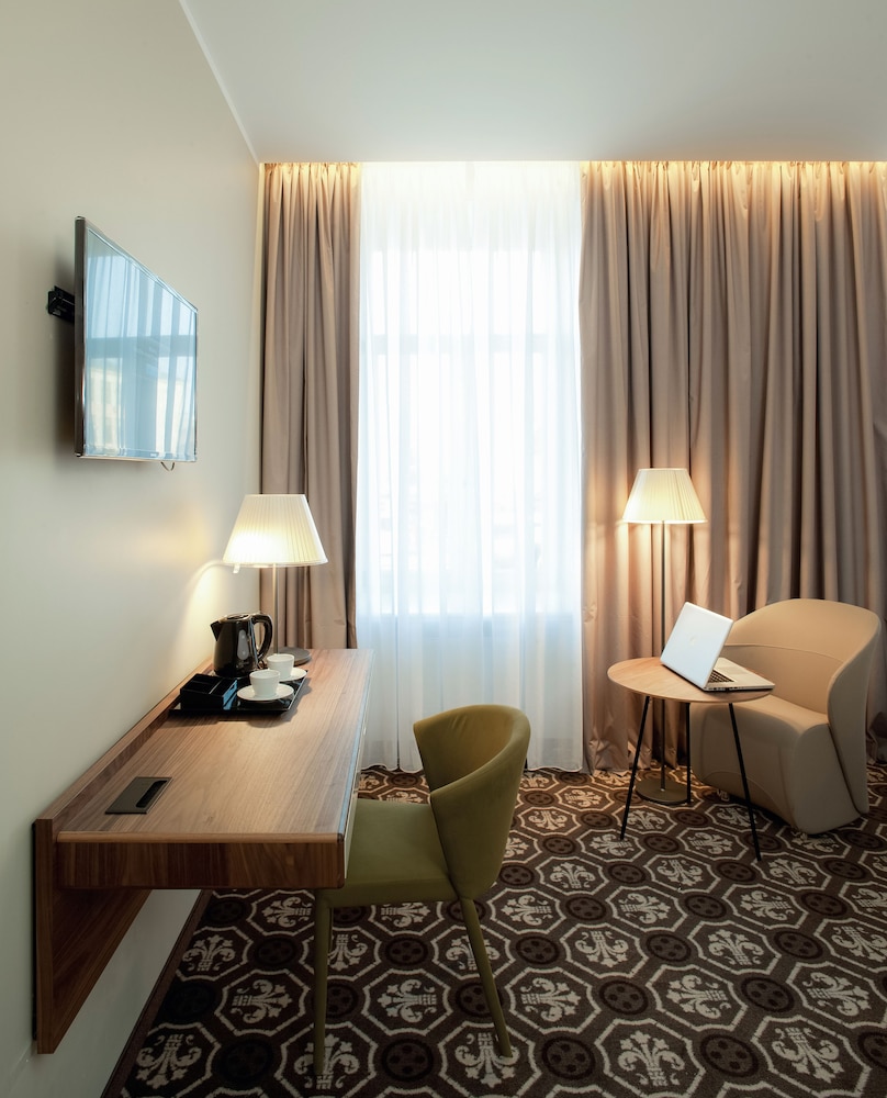 Habitación Privilege exclusivamente para no fumadores con 1 cama king size del hotel Mercure Riga Centre. Foto 2