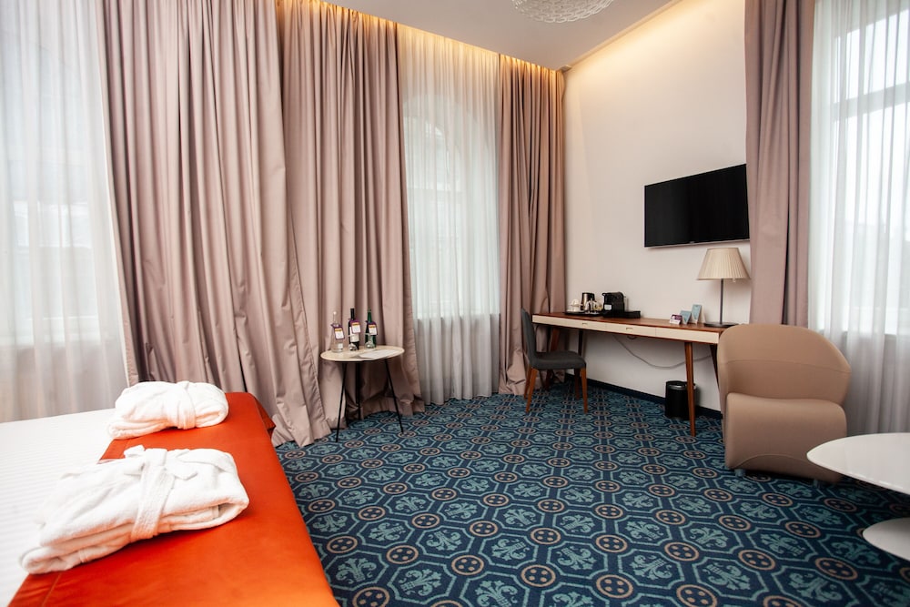 Habitación Deluxe con una habitación doble con vistas a la ciudad del hotel Mercure Riga Centre. Foto 2