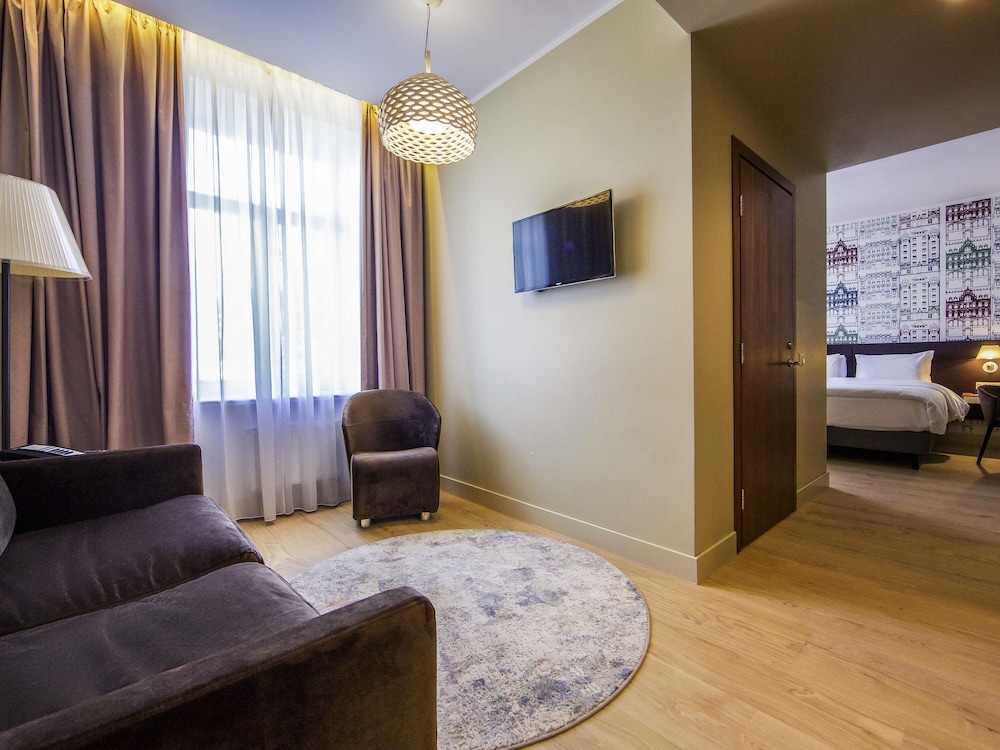 Suite Junior exclusivamente para no fumadores con cama king size y sofá del hotel Mercure Riga Centre