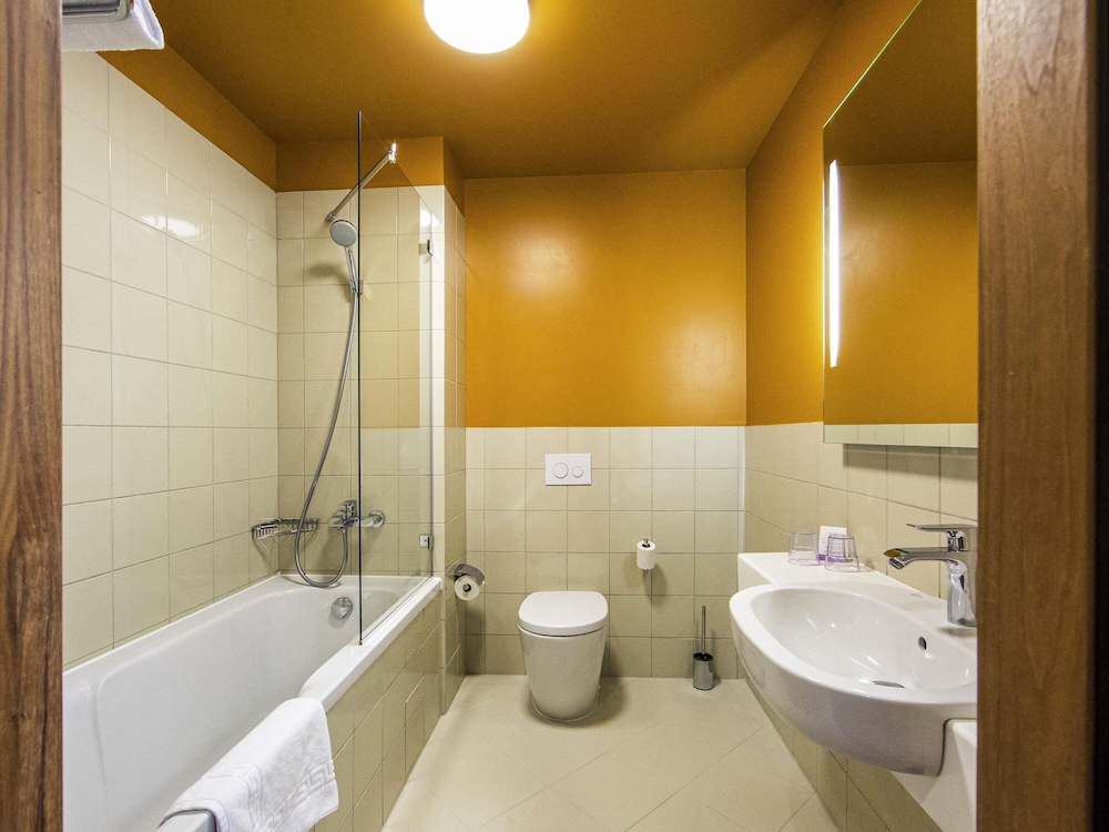 Suite Junior exclusivamente para no fumadores con cama king size y sofá del hotel Mercure Riga Centre. Foto 4