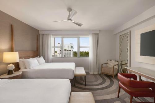 Habitación Doble Estándar con 2 camas grandes del hotel Hilton Cabana Miami Beach. Foto 1