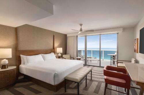 Habitación Premium con balcón frente al mar - 1 cama extragrande del hotel Hilton Cabana Miami Beach. Foto 1