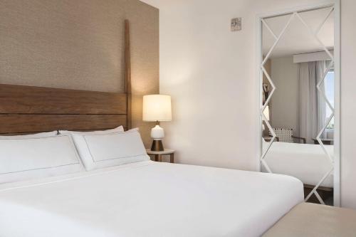 Habitación doble deluxe con cama grande y balcón del hotel Hilton Cabana Miami Beach. Foto 1
