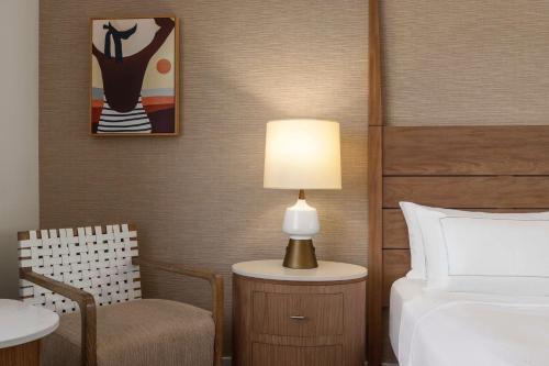 Habitación doble deluxe con cama grande y balcón del hotel Hilton Cabana Miami Beach. Foto 2