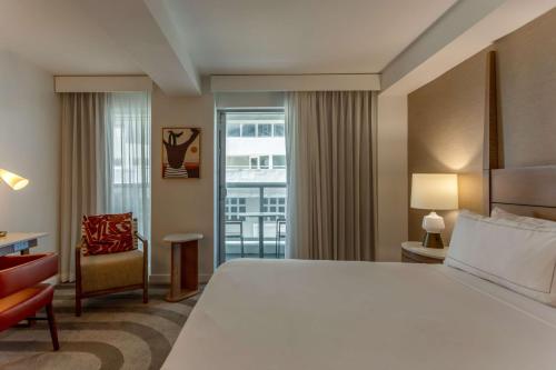 Habitación doble deluxe con cama grande y balcón del hotel Hilton Cabana Miami Beach. Foto 4