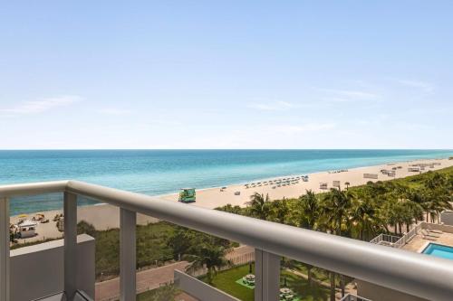 Habitación con balcón parcial frente al mar - 1 cama extragrande - Ala exterior del hotel Hilton Cabana Miami Beach. Foto 4