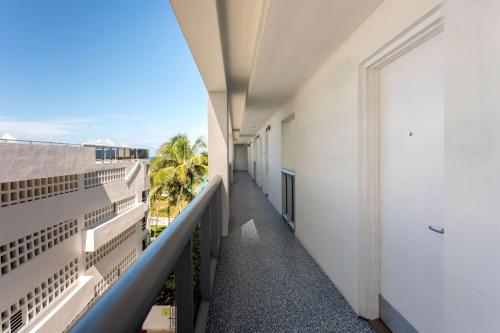 Habitación con balcón y vistas parciales al mar - 2 camas grandes - Ala exterior del hotel Hilton Cabana Miami Beach. Foto 4