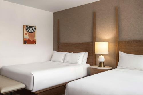 Habitación Doble Deluxe con 2 camas dobles y balcón del hotel Hilton Cabana Miami Beach. Foto 2