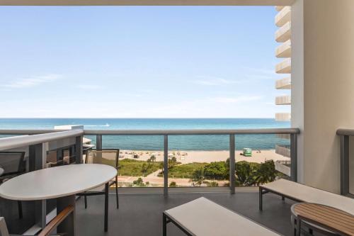 Suite Junior con balcón frente al mar - 2 camas grandes del hotel Hilton Cabana Miami Beach