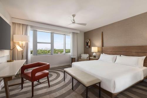 Habitación Estándar con ducha a ras de suelo - Cama extragrande - Adaptada para personas de movilidad reducida del hotel Hilton Cabana Miami Beach