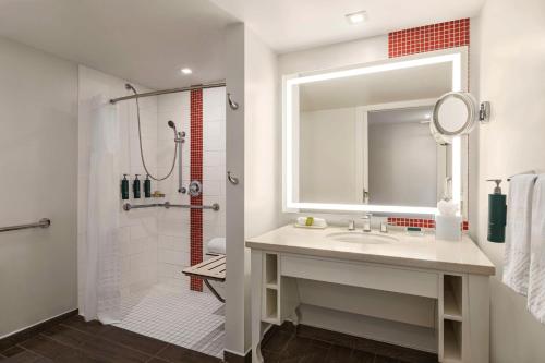 Habitación Estándar con ducha a ras de suelo - Cama extragrande - Adaptada para personas de movilidad reducida del hotel Hilton Cabana Miami Beach. Foto 3