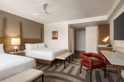 Habitación Estándar con vistas a la ciudad - 2 camas grandes - Adaptada para personas de movilidad reducida del hotel Hilton Cabana Miami Beach. Foto 4