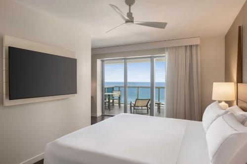 Suite Junior con balcón con vistas al mar - 1 cama extragrande del hotel Hilton Cabana Miami Beach. Foto 1