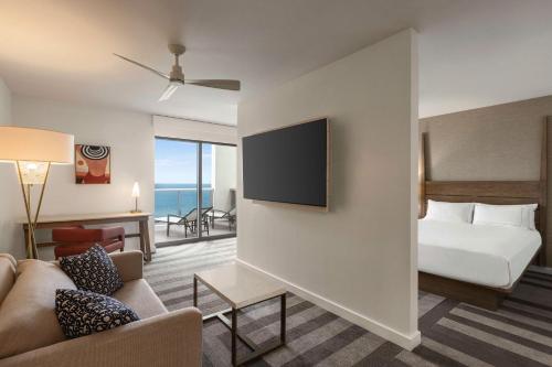 Suite Junior con balcón con vistas al mar - 1 cama extragrande del hotel Hilton Cabana Miami Beach. Foto 2