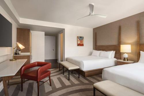 Habitación con 2 camas grandes y ducha a ras de suelo - Adaptada para personas de movilidad reducida del hotel Hilton Cabana Miami Beach. Foto 1