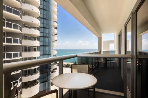 Habitación con balcón y vistas parciales al mar - 2 camas grandes del hotel Hilton Cabana Miami Beach. Foto 4
