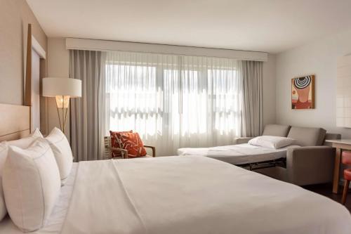 Habitación Doble Esquinera con vistas a la ciudad - Cama extragrande del hotel Hilton Cabana Miami Beach. Foto 3