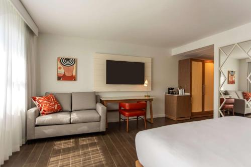 Habitación Doble Esquinera con vistas a la ciudad - Cama extragrande del hotel Hilton Cabana Miami Beach. Foto 5