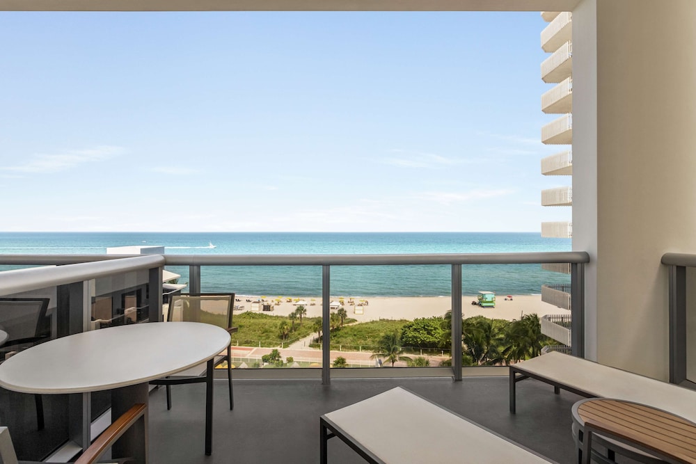 Habitación Premium, 2 camas de matrimonio, balcón, frente al mar del hotel Hilton Cabana Miami Beach. Foto 5
