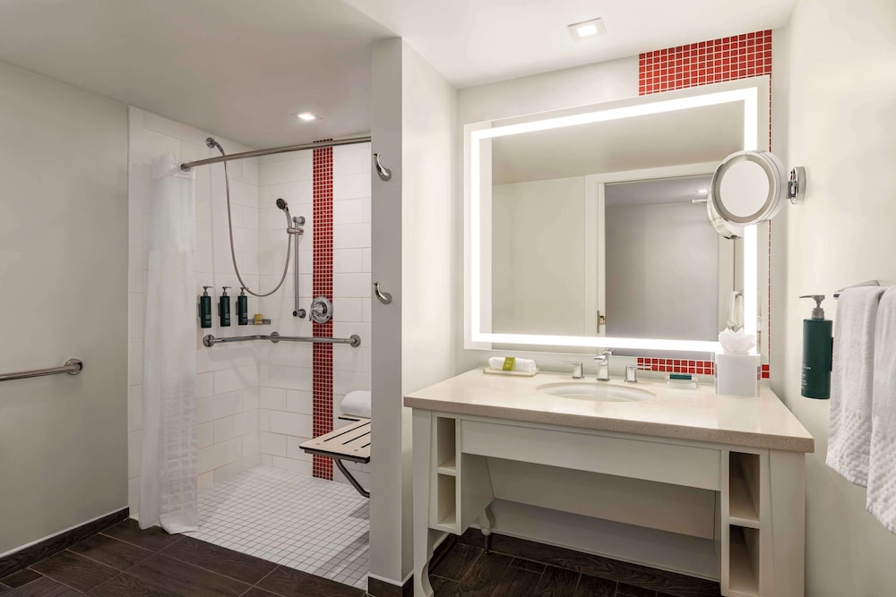 Habitación, 2 camas de matrimonio (Mobility & Hearing, Roll - in Shower) del hotel Hilton Cabana Miami Beach. Foto 6