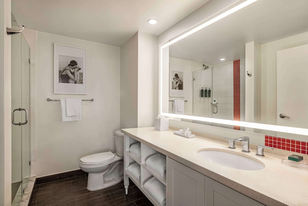 Suite, varias camas (Intraview) del hotel Hilton Cabana Miami Beach. Foto 6