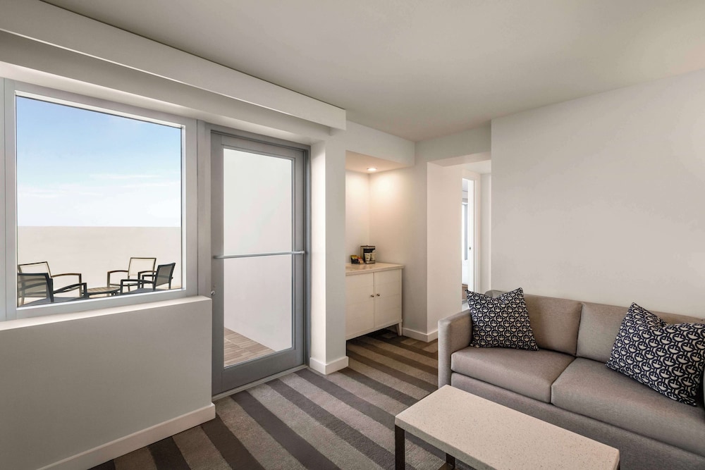 Suite, varias camas, terraza del hotel Hilton Cabana Miami Beach. Foto 4