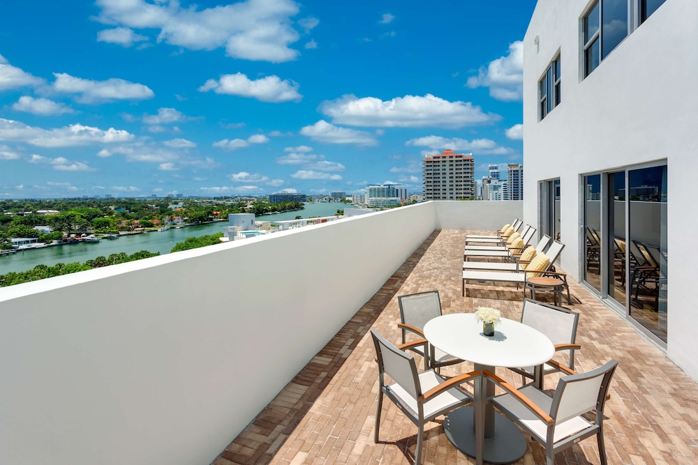 Suite, 1 cama de matrimonio grande, terraza del hotel Hilton Cabana Miami Beach. Foto 6