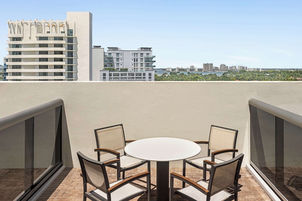 Suite, 1 cama de matrimonio grande, terraza del hotel Hilton Cabana Miami Beach. Foto 9