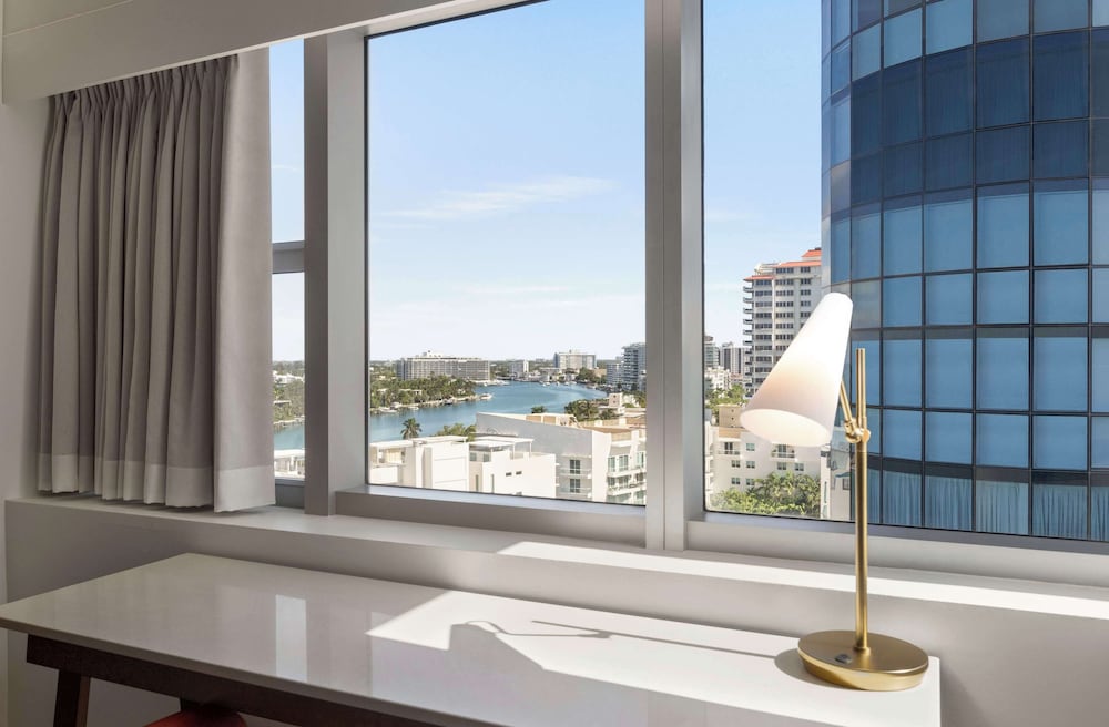 Suite, 1 cama de matrimonio grande, terraza del hotel Hilton Cabana Miami Beach. Foto 13