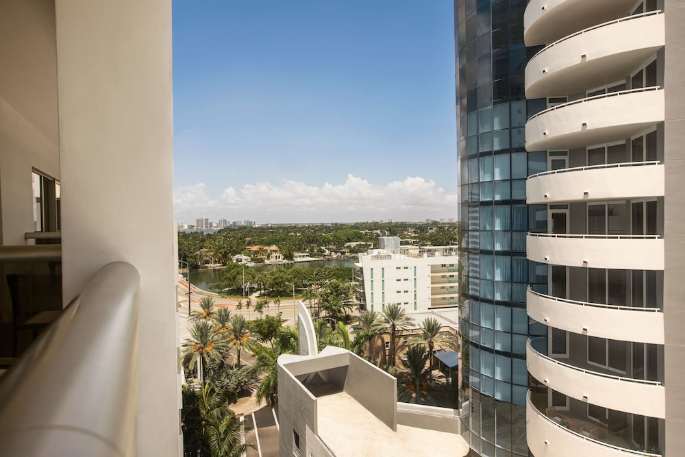 Habitación, 1 cama de matrimonio grande, vistas a la ciudad, en esquina del hotel Hilton Cabana Miami Beach. Foto 5