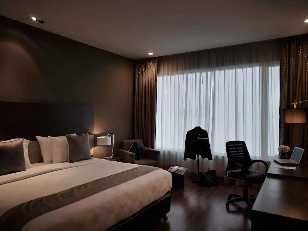 HABITACIÓN EXECUTIVE DELUXE, Acceso al Lounge, 1 Cama King Size, Vista a la Ciudad del hotel Pullman Kuching. Foto 3